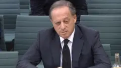 Richard Sharp parlamento komisyonunda ifade verirken 