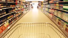 carrinho de supermercado entre prateleiras