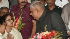 পশ্চিমবঙ্গের মুখ্যমন্ত্রী মমতা ব্যানার্জি ও রাজ্যপাল জগদীপ ধনকড়। ফাইল ফটো