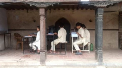 अध्ययन गर्दै गुरुकुलका विद्यार्थी