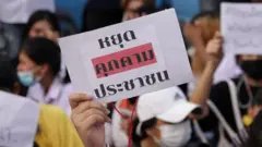 ผู้ชุมนุมชูป้าย หยุดคุกคามประชาชน