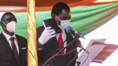 Hakainde Hichilema dey hold Bible