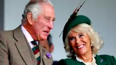 ਚਾਰਲਸ ਅਤੇ ਕੈਮਿਲੀਆ ਬਰਾਮੇਇਰ ਹਾਈਲੈਂਡ ਇਕੱਠ ਦੌਰਾਨ ਤਿੰਨ ਸਤੰਬਰ 2022 ਨੂੰ ਕਿਸੇ ਗੱਲ 'ਤੇ ਹੱਸਦੇ ਹੋਏ