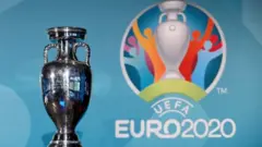 Avrupa Futbol Şampiyonası kupası ve EURO 2020 logosu
