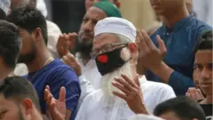 রোজার সময় তারাবির নামাজে মসজিদে ১২জনের বেশি অংশ নিতে পারবেন না, ধর্ম মন্ত্রণালয়।
