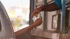 உங்கள் வாகனத்திற்கு இன்னும் 'ஃபாஸ்ட்டேக்' வாங்கவில்லையா? - இந்தக் கட்டுரையை படியுங்கள்