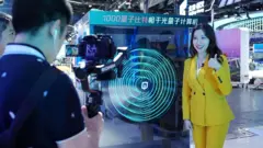 Una reportera junto a una computadora cuántica en 27th China Beijing International High-tech Expo en China National Convention Center