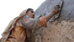 گھر مرمت کرتی خواتین
