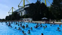 حمامات السباحة المكشوفة