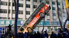 சீனாவில் புதைகுழிகள் ஏற்படும் சம்பவங்கள் வழக்கமாகி வருகின்றன.