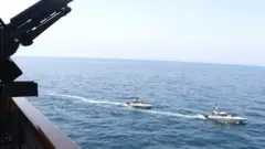 قایق سپاه و ناو آمریکایی