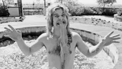 Оззи Озборн жует курицу. Певец был известен подобными трюками