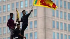 শ্রীলংকায় বিক্ষোভকারীরা