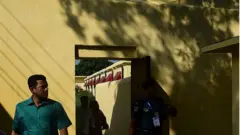 কারাগারে প্রবেশের ক্ষেত্রে বেশ কিছু নিয়মকানুন মানতে হয়