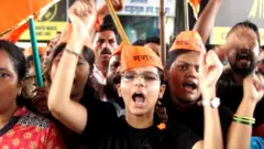 मराठाच नव्हे तर धनगर आणि इतर भटके समाज भाजप सरकारला 2014मध्ये त्यांनी दिलेलं आरक्षणाचं आश्वासन पूर्ण करा म्हणून सांगत आहेत.