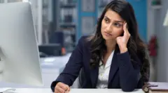 కంప్యూటర్‌లో పనిచేస్తున్న మహిళ 