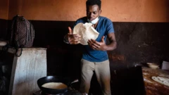 Ku wa gatatu, uyu arimo gukora capati i Kigali