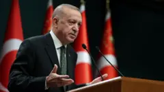 Adalet Bakanlığı'ndaki değişikliğin ardından Cumhurbaşkanı Erdoğan'ın, "Gerekirse kabinede yeni değişiklikler yapabiliriz" diyerek revizyon mesajı vermesi siyasi kulisleri hareketlendirdi. AKP kulislerinde 3-4 bakanın değişeceği beklentisi dile getiriliyor. Ayşe Sayın'ın haberi.