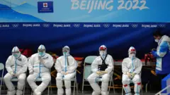 Personal sanitario en Beijing 2022.