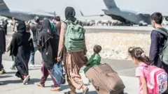 Ibikorwa byo guhungisha abantu bakurwa ku kibuga cy'indege Hamid Karzai International Airport, i Kabul muri Afghanistan, ku itariki ya 24 y'ukwa munani mu 2021