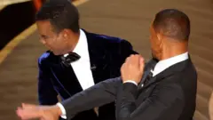 Will Smith dando um tapa na cara de Chris Rock durante a 94ª edição do Oscar em Hollywood, Los Angeles, em 27 de março de 2022.