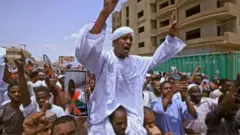 Abari muri iyo myiyerekano bumvikana bavuga bati: "Khartoum ntabwo ari New York"