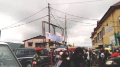 Un câble à haute tension s'est effondré sur des maisons et des personnes faisant des courses - marche a Kinshasa