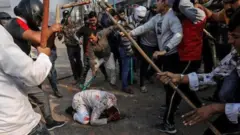 Ҳинду тўдаси калтаклаётган мусулмон йигит