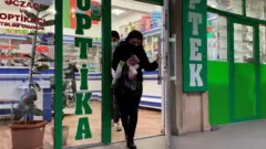 aptekdən dərman alan Bakı sakini