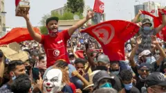রবিবার হাজার হাজার মানুষ রাস্তায় নেমে আসে।