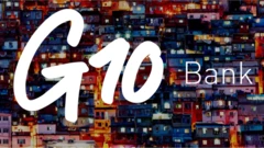 Logotipo do G10 Bank mostra o nome do banco em letras brancas, sobre um fundo de casas de favela coloridas