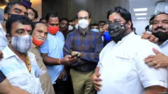 उद्धव ठाकेर आणि शिवसैनिक
