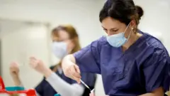 Enfermeras cargan dosis de la vacuna en Nantes, Francia.