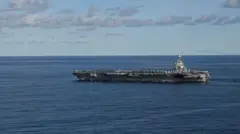 O USS Gerald R.Ford, maior porta-aviões do mundo, navega no mar do Norte durante o exercício Neptune Strike 2025, da Otan, em 24 de setembro de 2025.