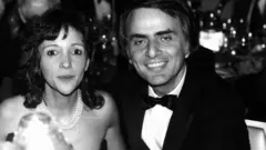 Carl Sagan y su prometida Ann Druyan en el Waldorf-Astoria alrededor de 1980 en la ciudad de Nueva York.