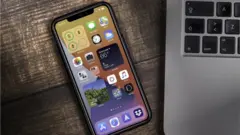 Iphone à côté d'un ordinateur