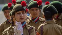 أغلقت جميع الأعمال والمدارس والمحلات التجارية ،احتجاجا على الاحتفالات بعيد الاستقلال الهندي في كشمير. ونشرت السلطات الهندية عددًا كبيرًا من قواتها الحكومية هناك لمنع أي مظاهرات مناهضة للهند خلال الاحتفالات.