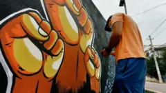 केही समयअघि पश्चिम रुकुममा आफ्नी प्रेमिकाको घर जान खोज्दा जाजरकोटका नवराज विक र उनका साथीहरूले ज्यान गुमाएका थिए। जातीय विभेदविरुद्ध भित्तेचित्र यसरी बनाइदैछ। एक भिडिओ।