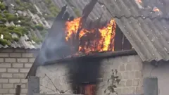 Французские журналисты засняли дрон в небе над освобожденным украинским поселком Двуречная.