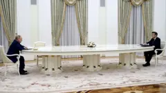 Vladimir Putin y Emanuel Macron en Moscú