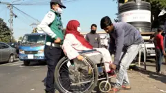 জেব্রা ক্রসিং পার হতেও সাহায্য লাগে হুইলচেয়ার ব্যবহারকারীর