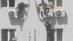 中國北京一醫院周二（4月18日）發生火災造，被困者爬空調外機求生