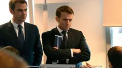 Fransa Cumhurbaşkanı Emmanuel Macron, Sağlık Bakanı Olivier Veran'la birlikte CORRUSS Merkezi'nde incelemelerde bulunuyor