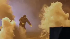 متظاهر وسط غاز قنابل مسيلة للدموع