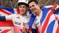 Джейко ван Гасс (справа) и Финли Грэм завоевали золото и серебро в одной гонке на велотреке