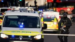 Londra Köprüsü'ndeki bir polis