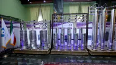 İran'da, 10 Nisan 2021'deki Ulusal Nükleer Enerji Günü'nde sergilenen yeni nesil santrifüjler. 