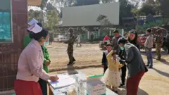 နယ်စပ်ဒေသတွေမှာလည်း အဝင်အထွက်ကို ကိုယ်ပူချိန်တိုင်းတာ စစ်ဆေးတာတွေလုပ်ဆောင်နေ