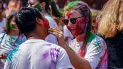 होली खेलते लोग (सांकेतिक तस्वीर)