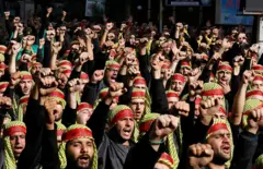 As mortes de Ali, Hasan e Husayn deram origem ao conceito xiita de martírio.
Uma procissão de homens libaneses durante a marcha de Ashura, em memória do assassinato do Imam Hussein, neto do Profeta Maomé, na Batalha de Karbala, no século VII, em 14 de novembro de 2013, na capital libanesa, Beirute.